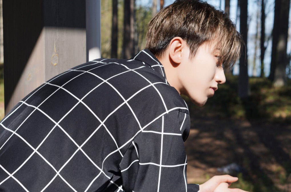 蔡徐坤格子衬衫穿搭,真是帅到杂裂了