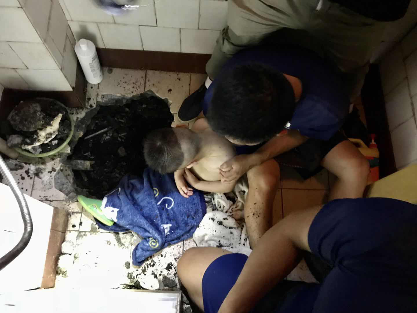 便池,小男孩,消防员,管道