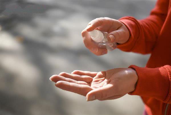 洗完手马上喷酒精能彻底消毒?皮肤科专家破解迷思,这样不伤手
