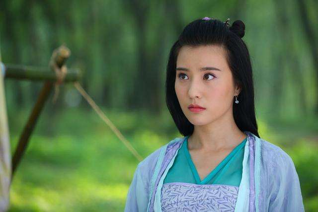 还记得花千骨中的"轻水"吗?脱下古装换上透视薄裙,网友:恋爱了