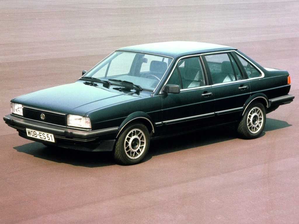 同时也是中国制造的第一款合资车,尤其是方头方脑的造型,对那个年代的