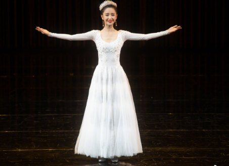 陈思诚带3岁儿子支持佟丽娅舞台剧,小朋友上台谢幕毫不怯场,格外圈粉