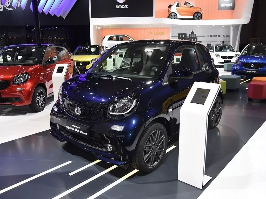 国内街头现身独特的奔驰smart,车主:这是我买宾利送的!