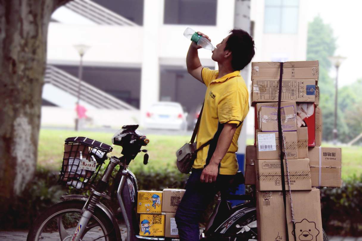 有的快递员月入过万,为何不少90后还在办公室做月薪5000的工作呢?