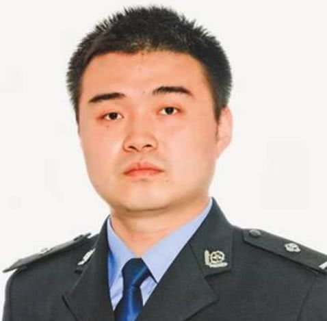 判:去年11月,重庆南川监狱狱警刘彦与同事路遇歹徒曾川持刀捅伤一法官