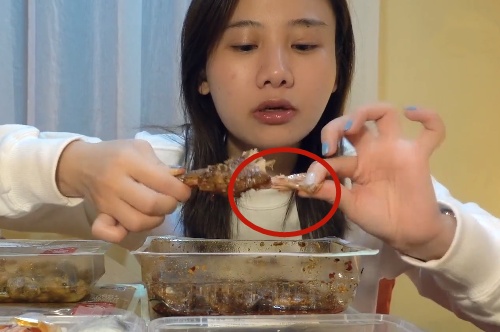 密子君半夜直播吃兔腿,看到她啃剩的骨头,谁还敢说她假吃?