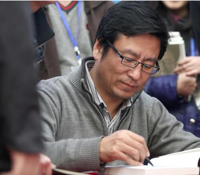 并对朱宏钧说:"对不起,我只能请你吃烤红薯.