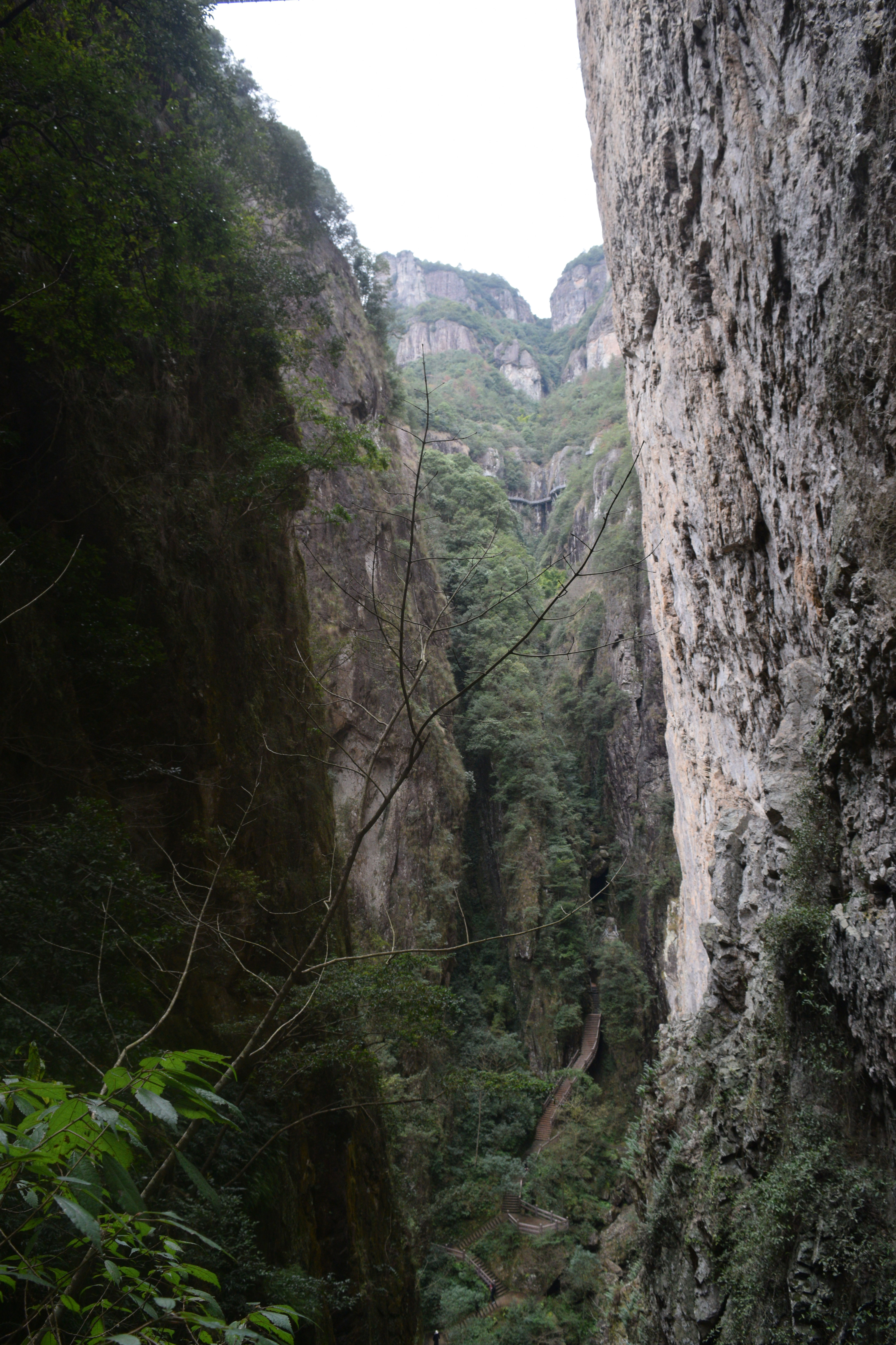 浙江楠溪江有一处理想的避暑胜地,悬崖有几百米高,仅露一线蓝天