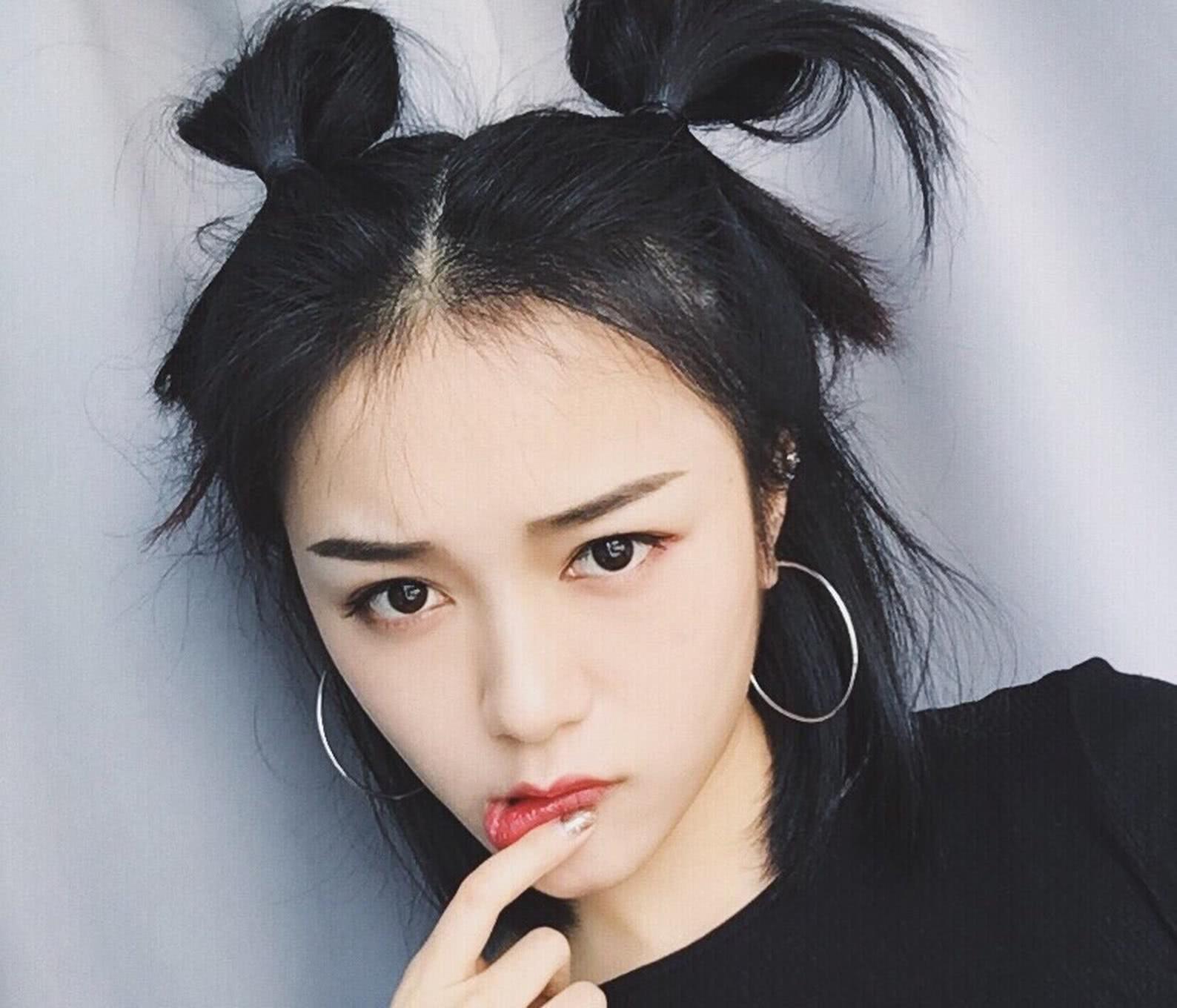 娇小漂亮的女孩,造型独特有个性