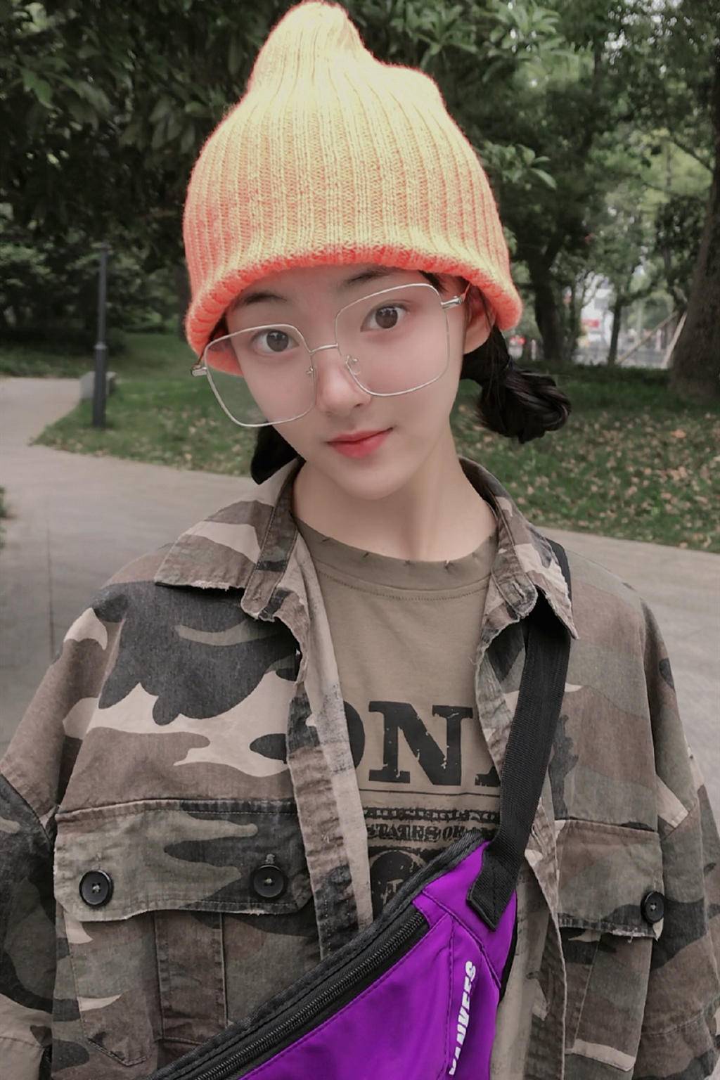 14岁陶奕希肤白貌美,穿搭时髦大人都比不过