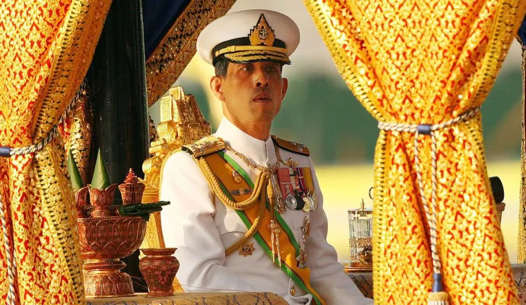 泰国国王带20名嫔妃度假,打扮成特种空军编队,真是太会玩了吧!