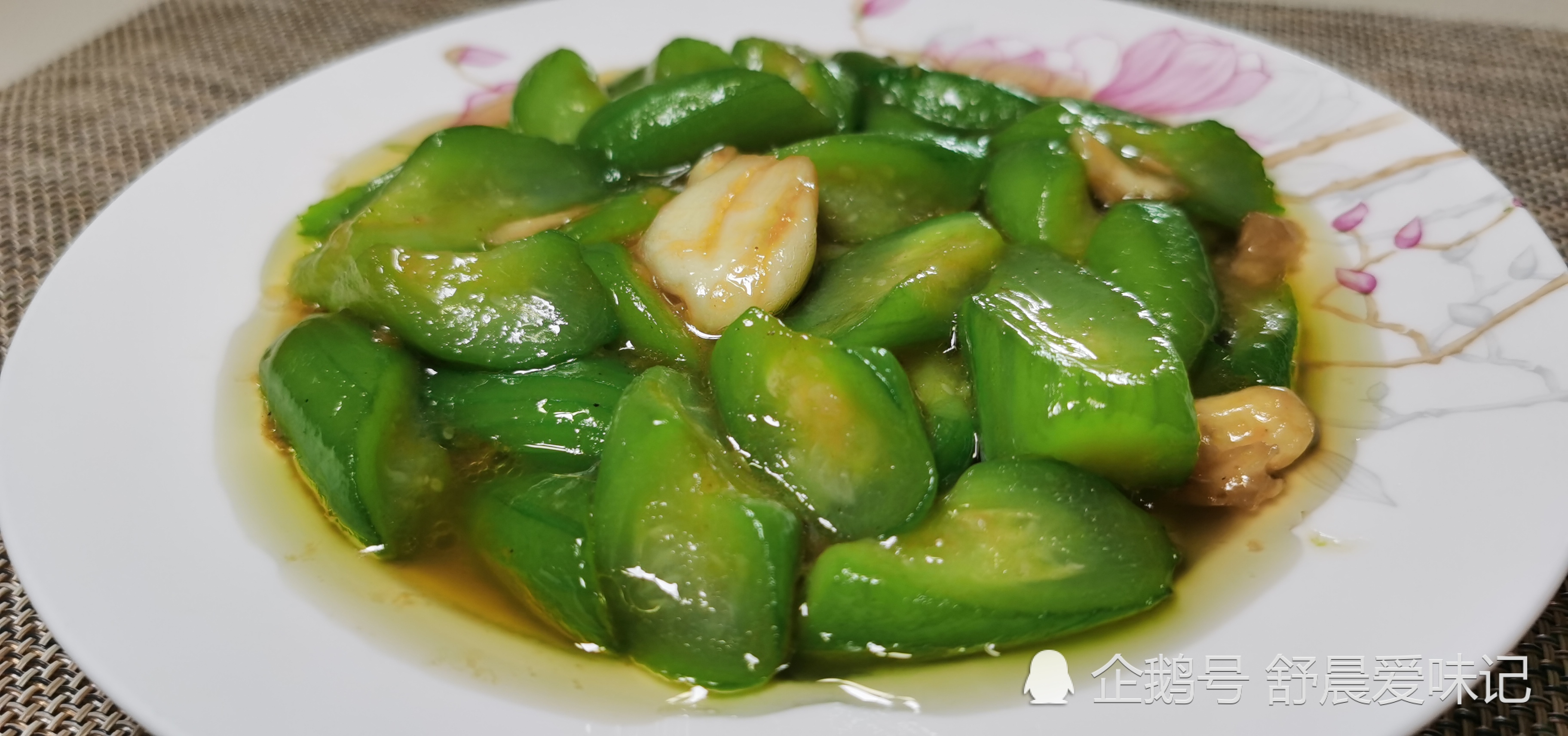 多吃丝瓜好处多,这样做简单又好吃,翠绿鲜嫩不变色,几分钟上桌