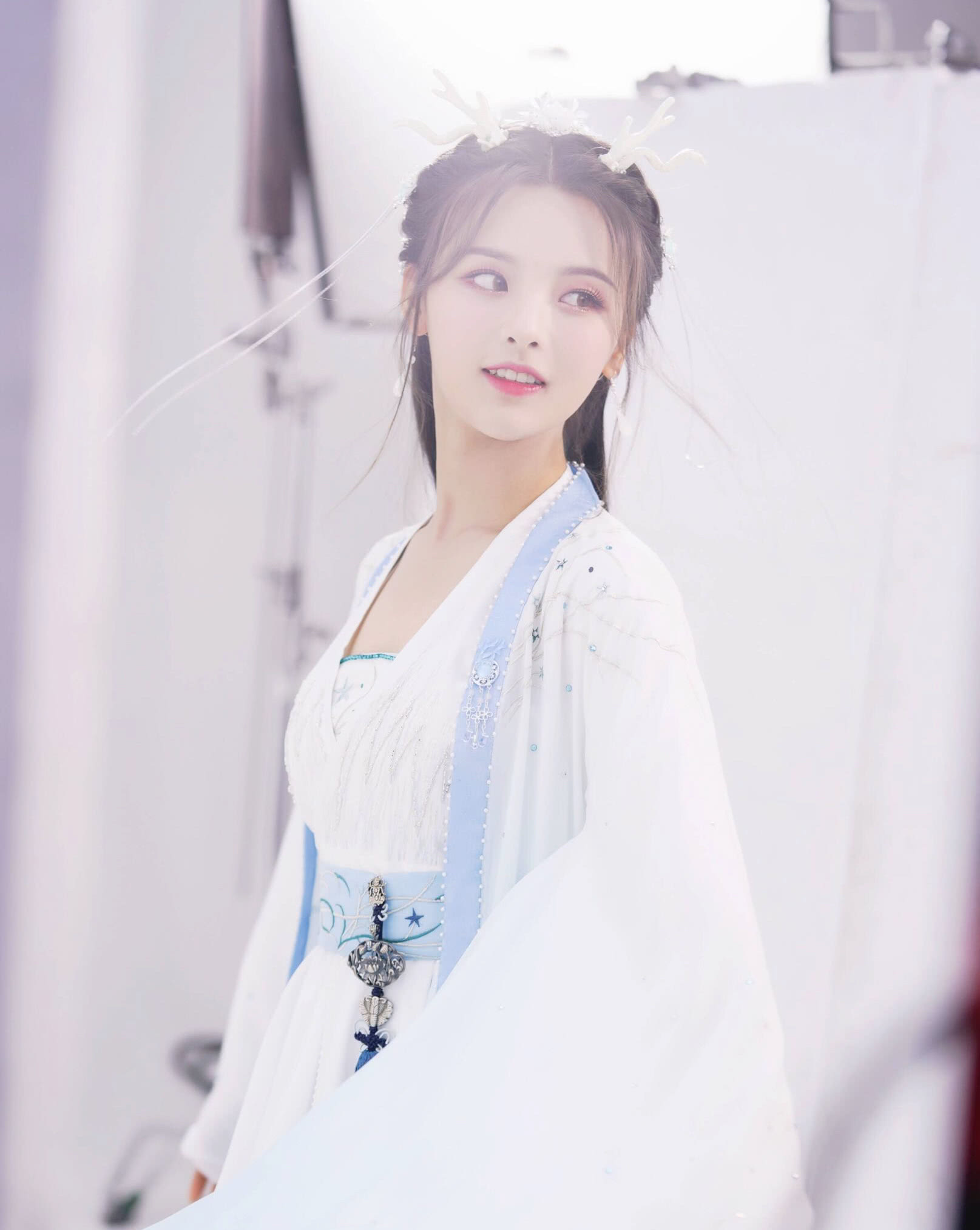 杨超越《神医凰后》背影倾倒众生,落难凤凰难自弃,左青鸾好飒