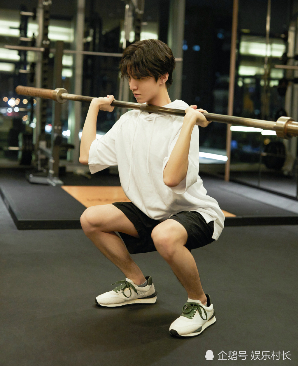 王俊凯晒健身照男友力爆棚,王源曾做高难度锻炼动作,易烊千玺最令人