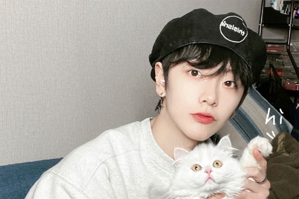 杨幂签下网红刘梦,"男装大佬"帅气赶超男偶像,雌雄难辨在女团中实属