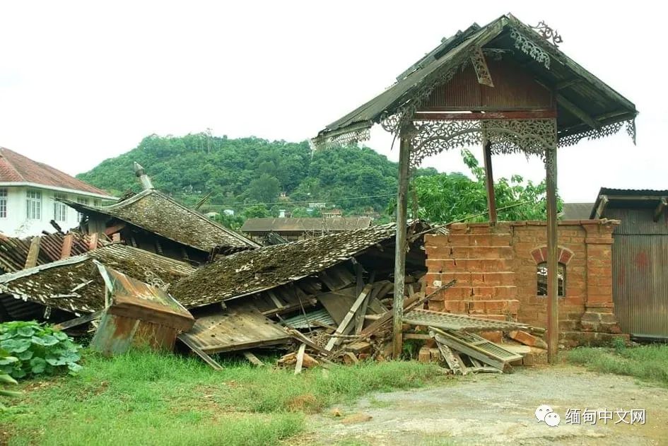 掸邦一个有上百年历史的土司住宅,塌了