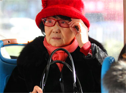 死刑犯改造出狱后已72岁,没丈夫没孩子也没钱,摇身一变成为千万富翁