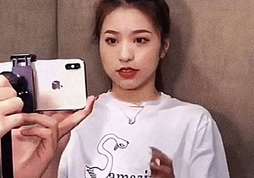 刘思瑶为证明不是方脸,亲自捏脸示范,看到成品,的确很方