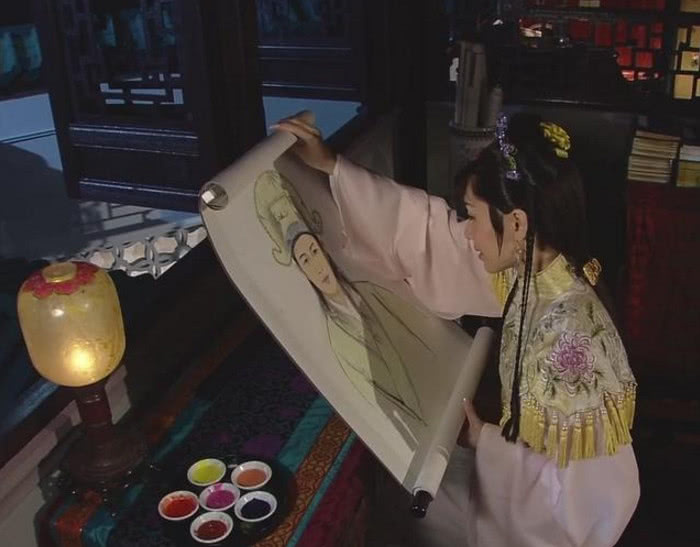 古装剧中手拿他人画像的女子 张庭拿的是王艳的画像 太丑了吧