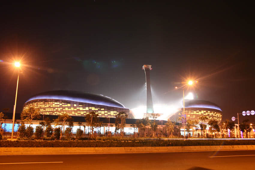 一个月没营业,电费一万七,这个体育中心的节能方式好神奇