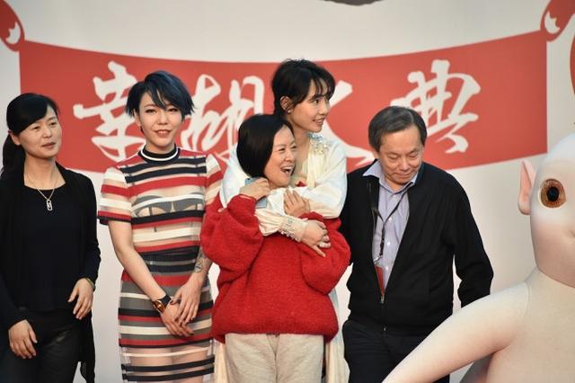 董子健的妈妈平时看着很单调,虽然脸上很疲惫,但气质没人能阻挡