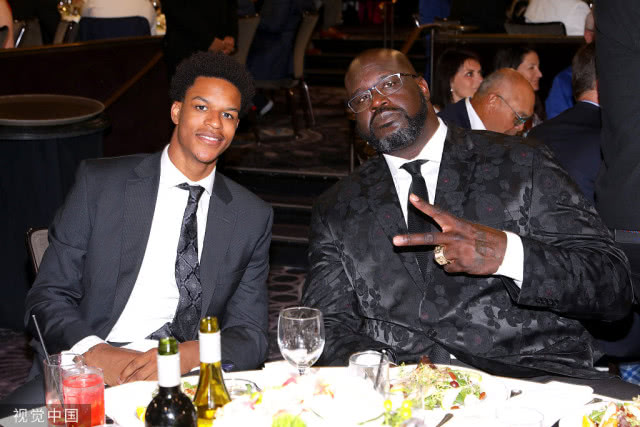 奥尼尔带儿子出席活动 孩子面前"大鲨鱼"戴眼镜变文艺老爸