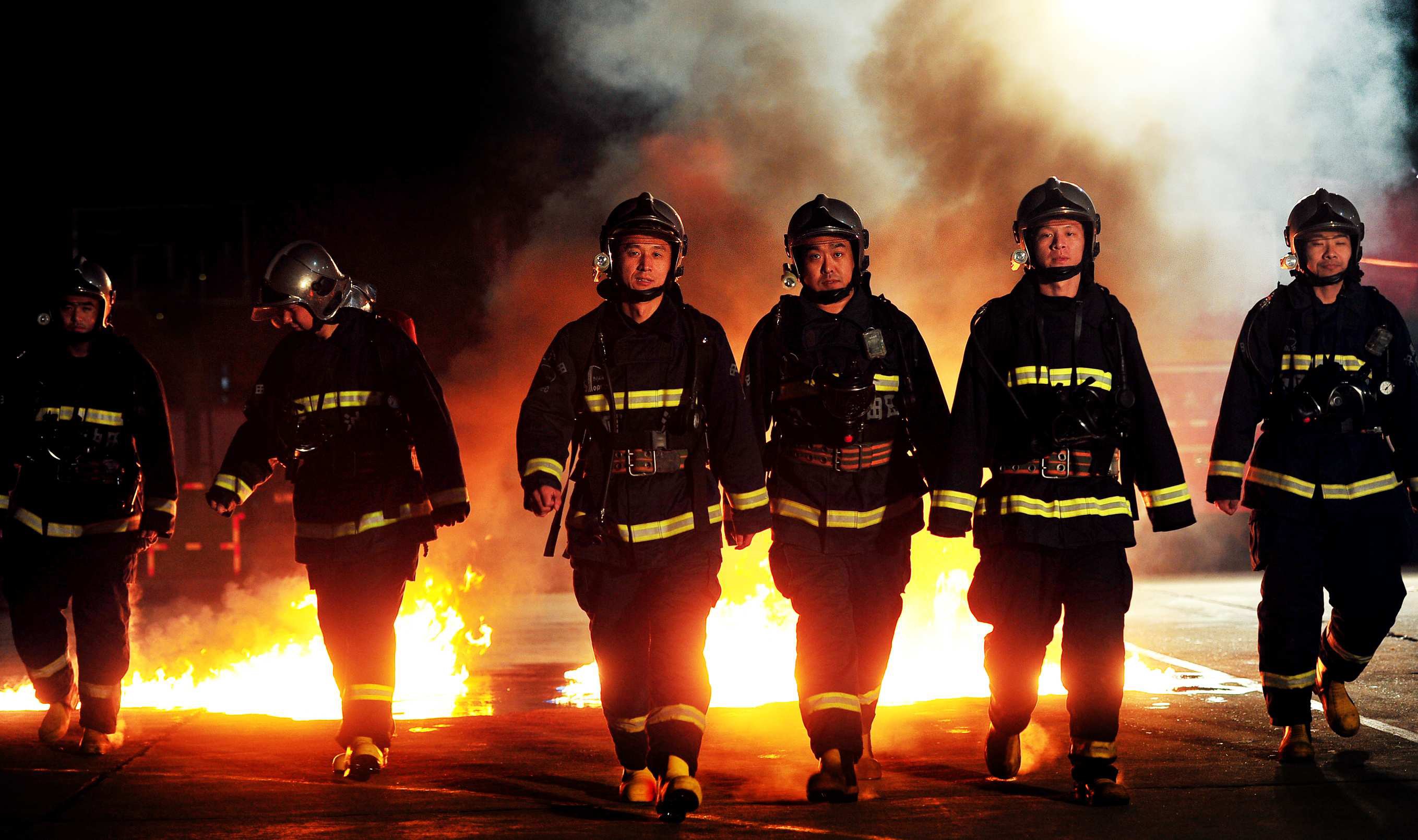 《烈火英雄》看哭无数人,可9年前真实事件比电影更催泪