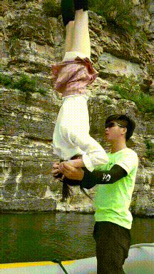 搞笑gif:大哥,你敢不敢把眼镜摘掉,我都猜到你看什么了