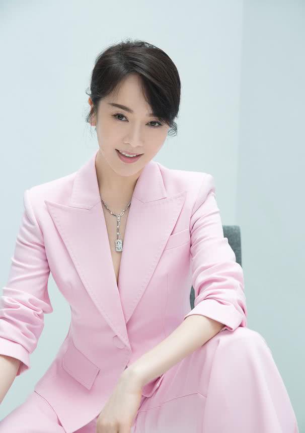 左小青粉色西装真惊艳,真空上阵又飒又媚,完全不像42岁的人