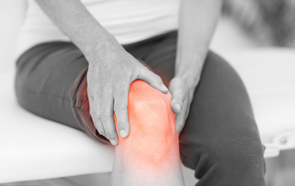 老寒腿就是膝关节炎?专家:可不能以偏概全,有4个症状需留意