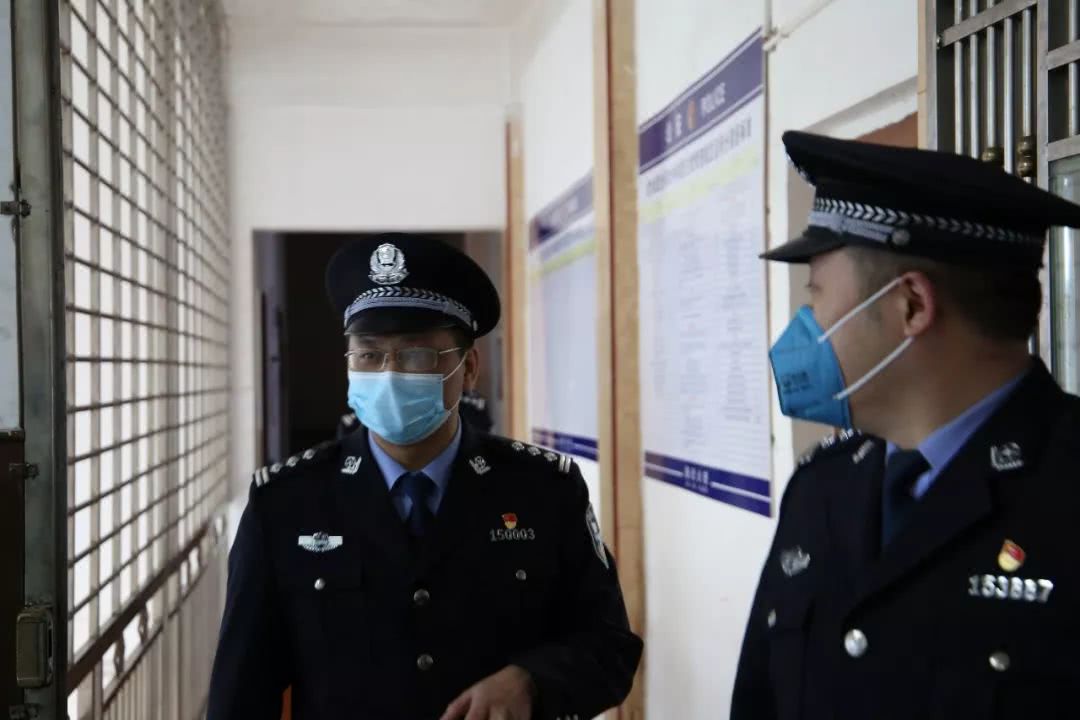 暖警心,杨君毅同志到临武县公安局进行战时送奖慰问
