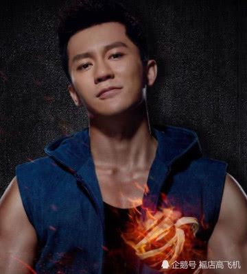 分手后的李晨现身机场,脸上没有一丝笑容,瘦到喉结突出!