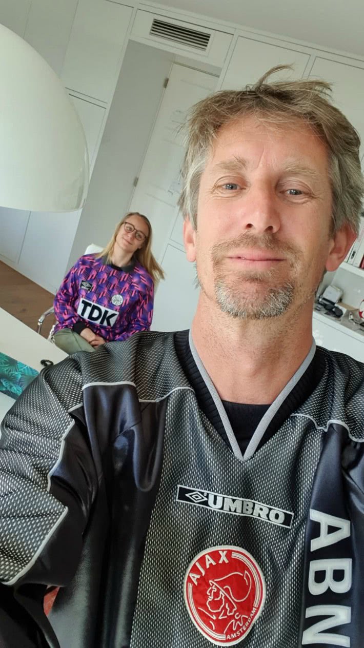 晒球衣?范德萨穿着经典球衣居家办公