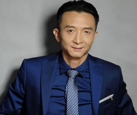 还记得14年前的"扫把星"吗?如今穿上西装,帅的像个王子