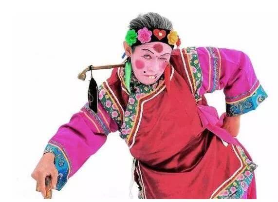 "周七从屋里端来碗温凉不热的白水递给王媒婆,王媒婆正讲得口干舌燥