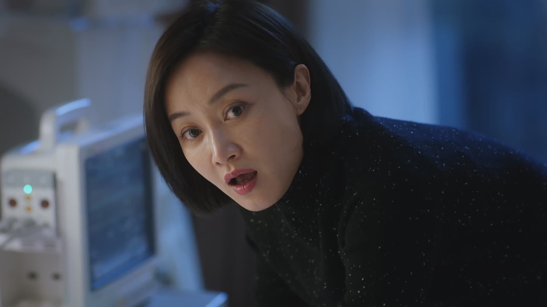 《重生》13集冯潇在秦驰脸上画口红,这段戏想说明什么?