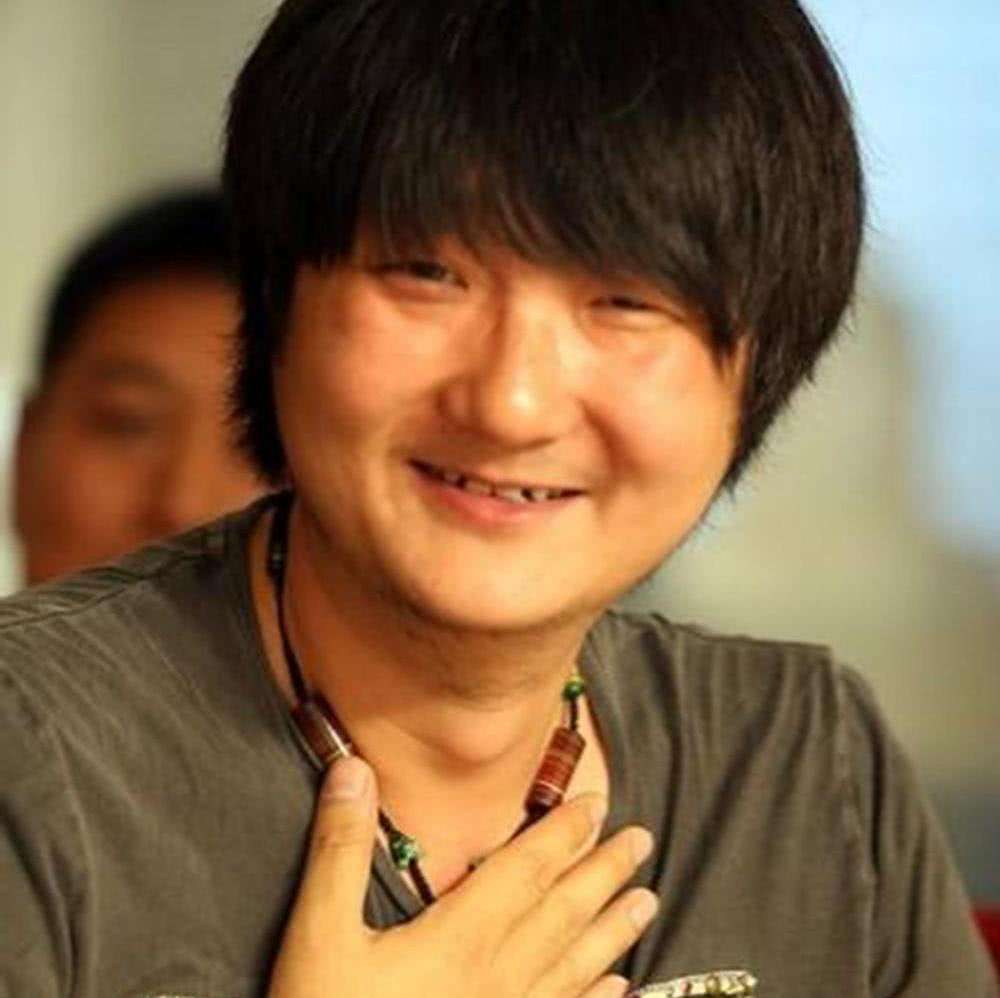 董洁42岁前男友王大治近照曝光,退出娱乐圈4年,2岁女儿乖巧可爱