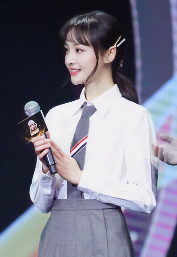 郑爽时隔多年再次尝试学生装,领带塞进褶裙中,比楚雨荨靓多了!