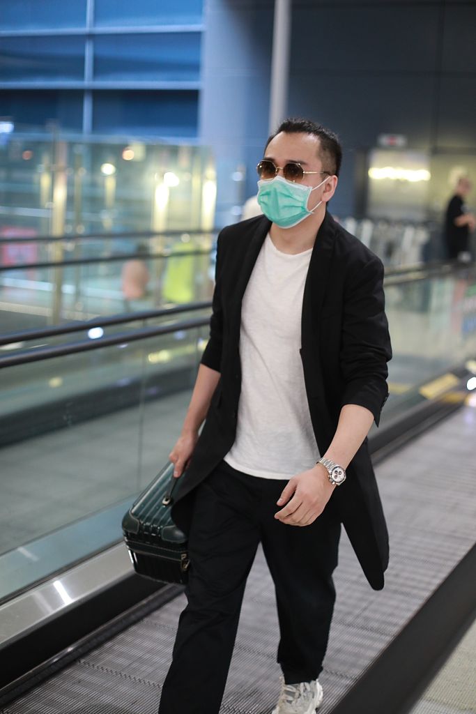 翟天临罕见亮相机场低调满分梳小辫拎药箱行李艺术家范十足