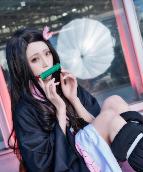 美女cos祢豆子,却败给了女装大佬,果然男人骚起来没女人什么事