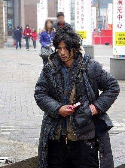 10年前因"长得帅"爆红的乞丐,之后开始做慈善,如今成了这样
