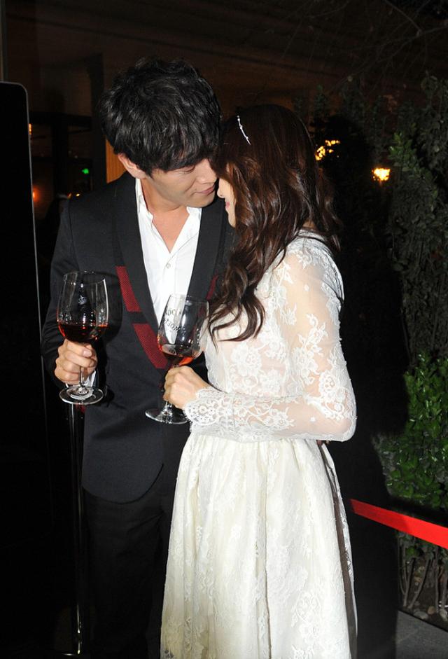 秦昊,伊能静真是太恩爱了,同框时抱着不够,还仍然要献吻