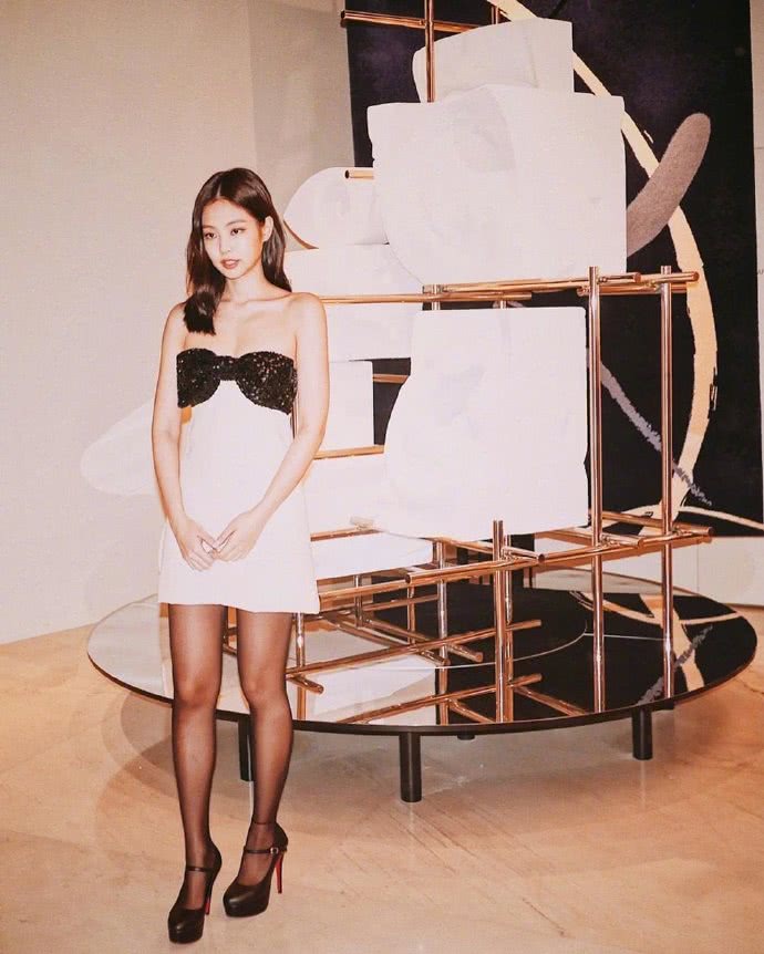 jennie蝴蝶抹胸裙上热搜,却毁在黑丝袜上,还是小香风最适合她