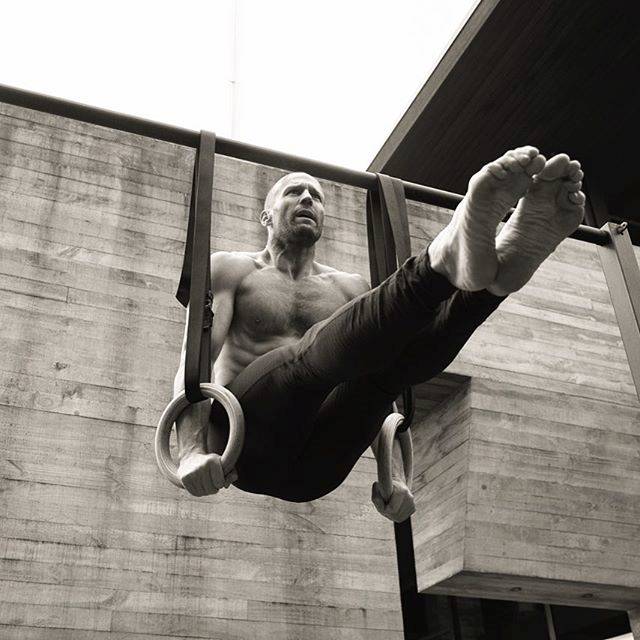 傑森斯坦森終於當爸啦，從此地球上又多了個小硬漢！