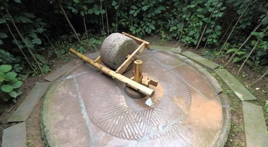 石碾作为中国古代粮食加工的另一重要工具, 最早出现在东汉时期,当时