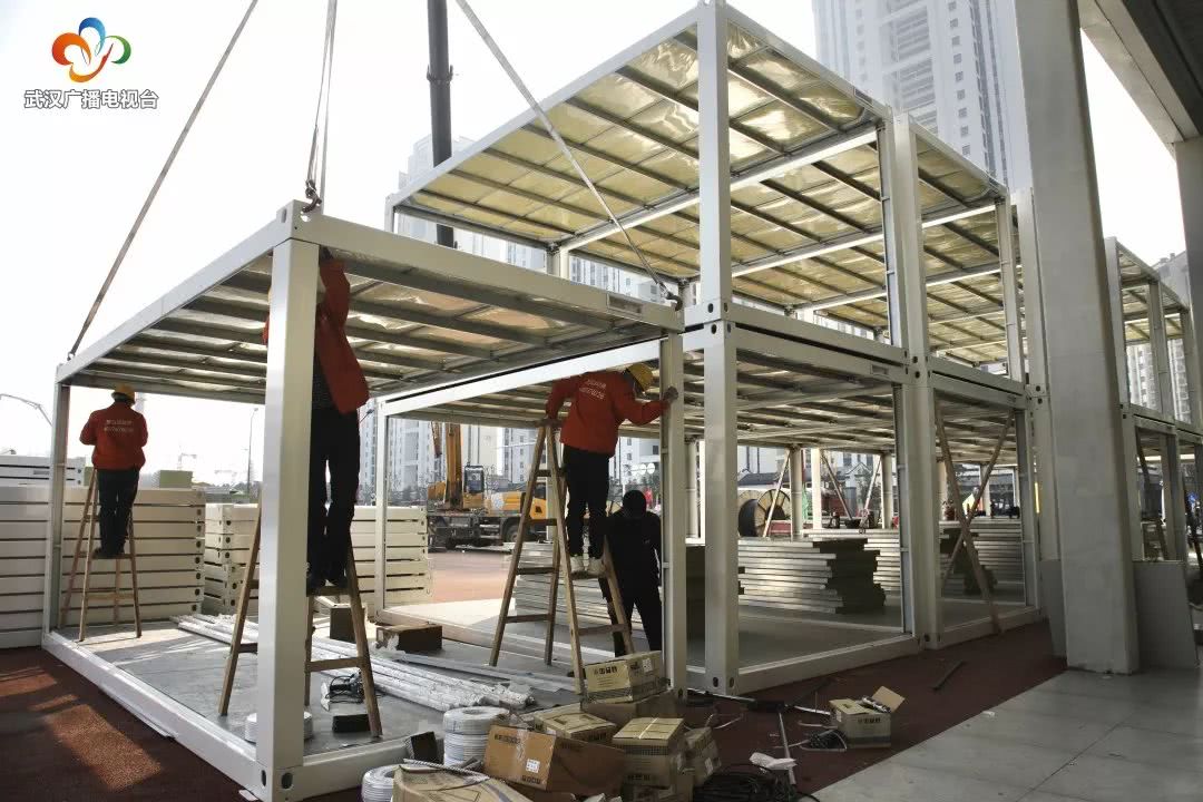 武汉雷神山医院1500多间板房开始拼装