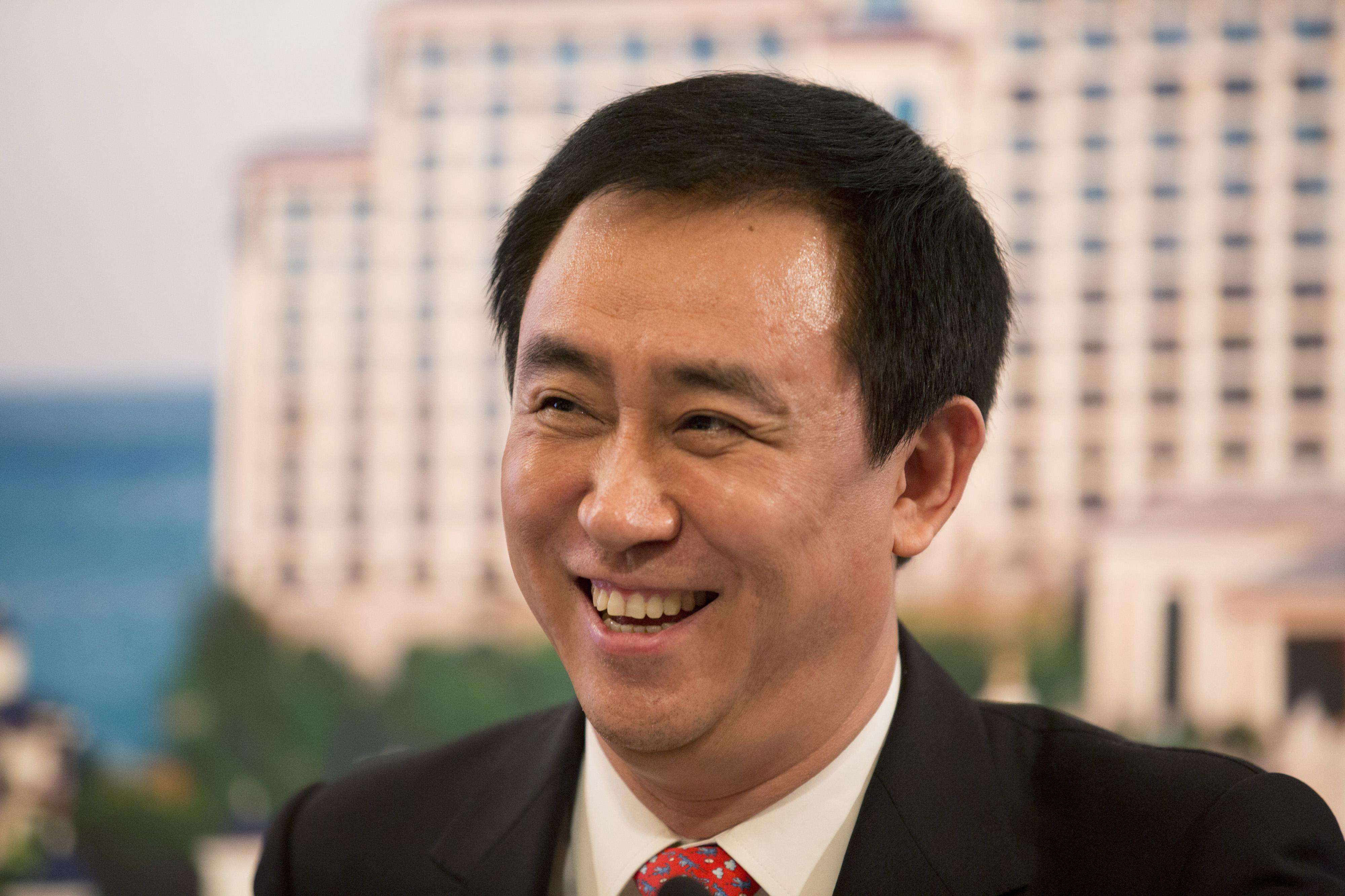 都是靠长白山做纯净水生意,许家印巨亏40亿,他却成为中国首富