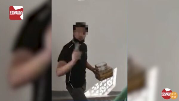 中通快递员遭投诉当客户面踩碎包裹，中通快递：内部培训后仍可上岗