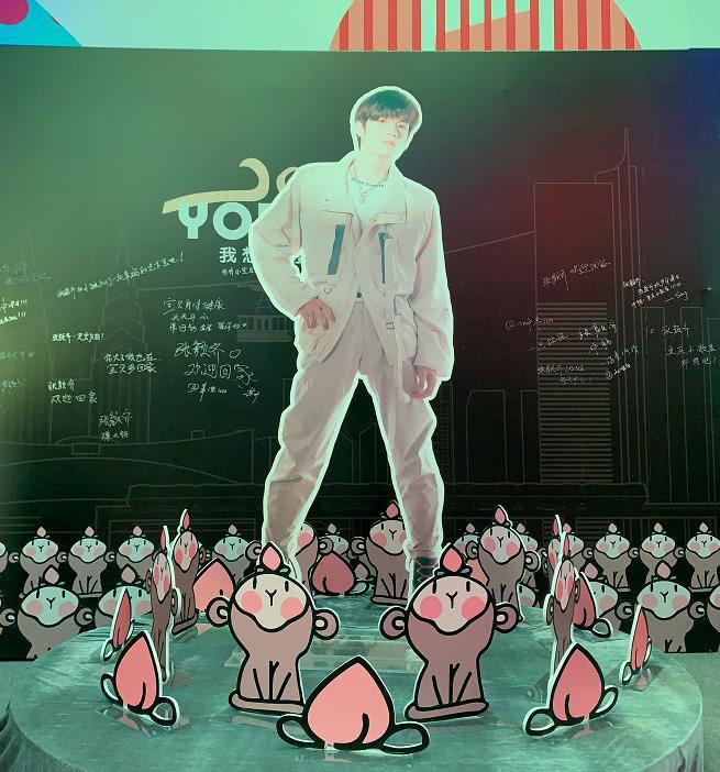 r1se演唱会应援,周震南粉丝自带婚纱与其合影,何洛洛粉丝太豪气