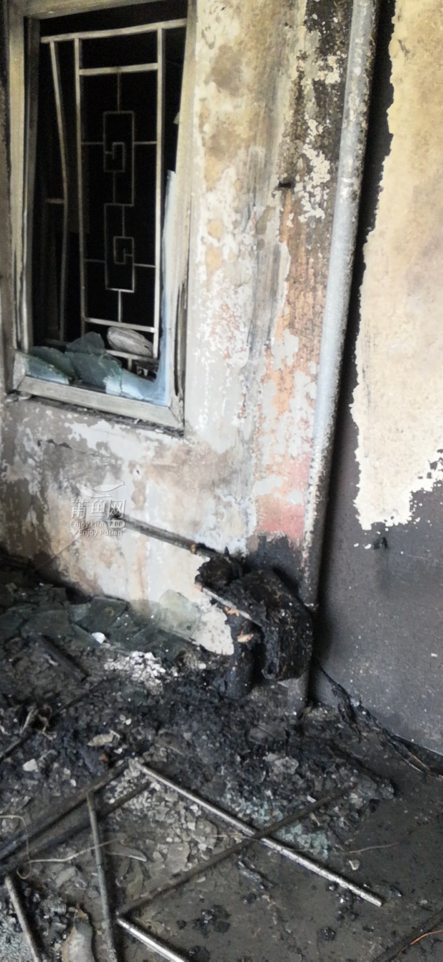 高层住宅突然着火 几公里外都能看到浓烟